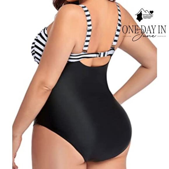 Yonique Plus Size Twist Front One Piece Swimsuit Size 28W - Picture 2 of 7